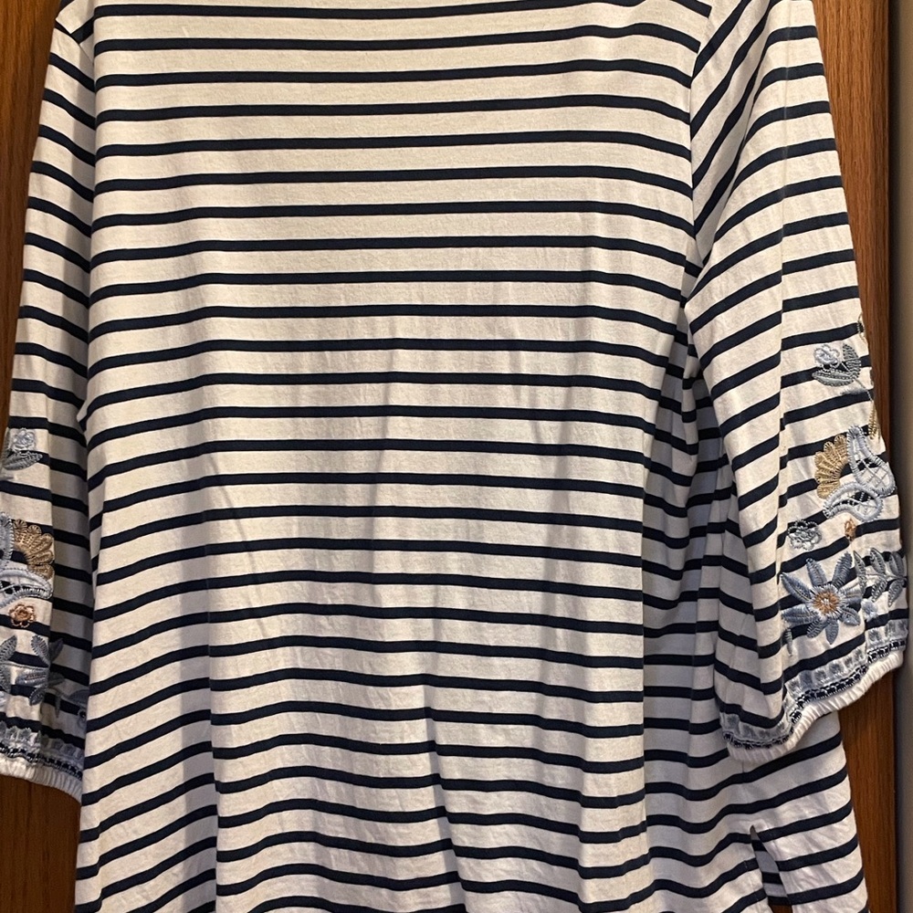 Navy blue strip 3/4 sleeves with design on sleeves